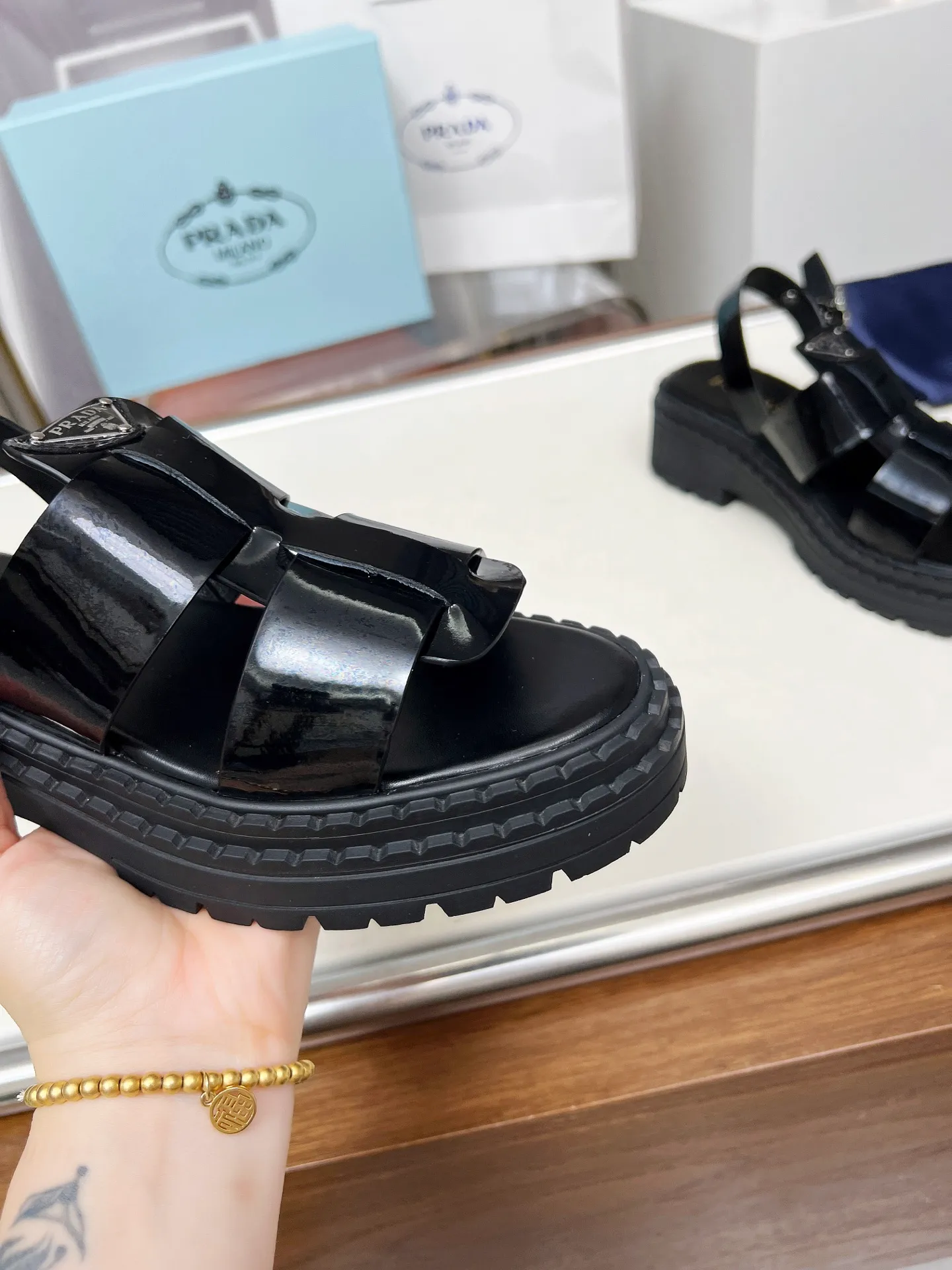 👟👟Ex-factory price 420👟👟 PRADA/Prada 25ss new spring and summer sandals. The simple design is probably the most popular thing about it. It is not the kind that is found on the street. It has its own brand personality. The fabric is made of calfskin and the lining is mixed sheepskin. Heel height: 4.5cm Size: #35-41 (35 41 custom-made is not returnable)